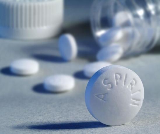 Aspirin meistert mit Kalkablagerungen in dem Kessel mit einem Knall!