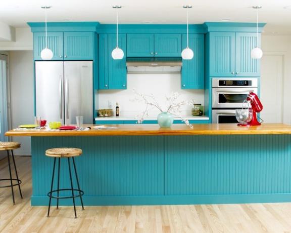 Küche in türkisfarbener Farbe kombiniert mit hellen Wänden und Boden