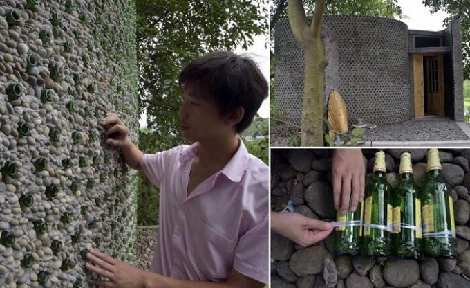 Chinesischer Mann von Bierflaschen Büro gebaut werden.
