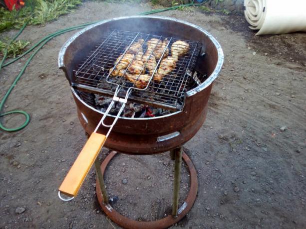 Es stellt sich eine große Grill oder Barbecue. | Foto: stroy-podskazka.ru.