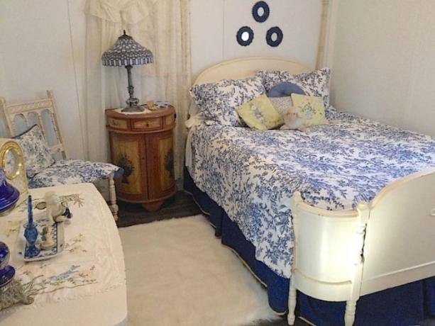Gemütliche Retro Schlafzimmer in weißen und blauen Farben.