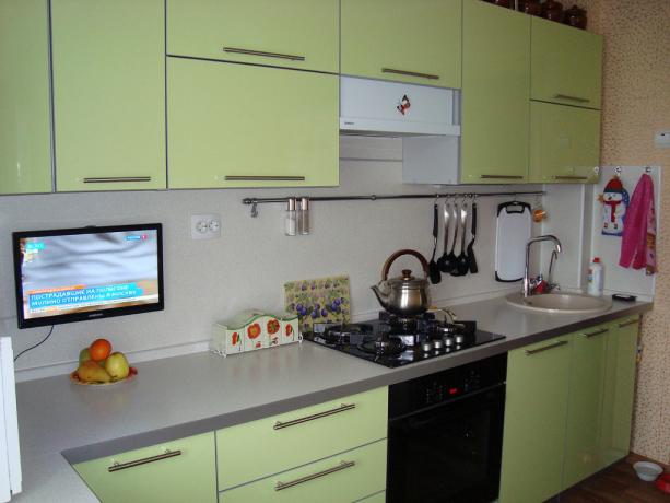 Graugrüne Tonalität ist eine großartige Option für kleine Küchen