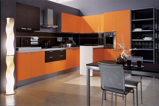 Schwarze Elemente sind in ihrer Aktivität den orangefarbenen nicht unterlegen, dringen in Möbel ein, interagieren aktiv mit ablenkendem Weiß, was der Küche einen außergewöhnlichen Komfort verleiht