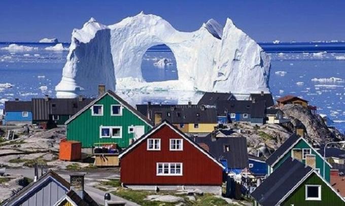 Stadt Longyearbyen ist weltweit berühmt für ungewöhnliche farbige Häuser.