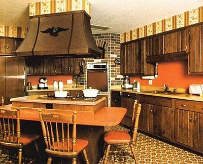 Stellen Sie sich vor, wie düster diese Küche ohne leuchtend orangefarbene Flecken wäre.