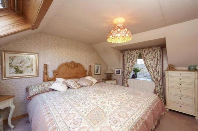 Schlafzimmer mit Kingsize-Bett.