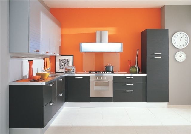 Orange und Schwarz, aber in solch einer ungewöhnlichen Lösung - nur orangefarbene Wände - ist der Raum horizontal in zwei harmonisch kombinierte Komponenten unterteilt