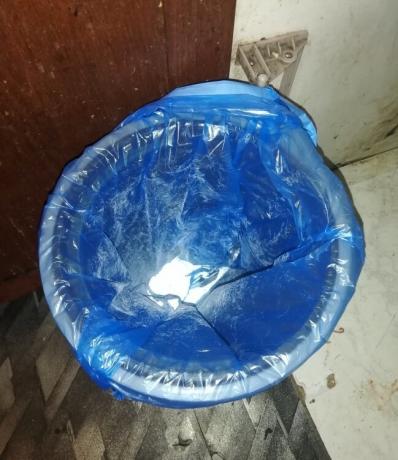 Müllsack in einem Eimer, sypim es Waschpulver