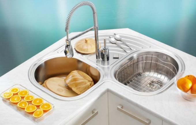 Eckwaschbecken für die Küche (39 Fotos): Wie Sie mit Ihren eigenen Händen installieren, wählen Sie die Abmessungen, Anweisungen, Fotos, Preise und Video-Tutorials