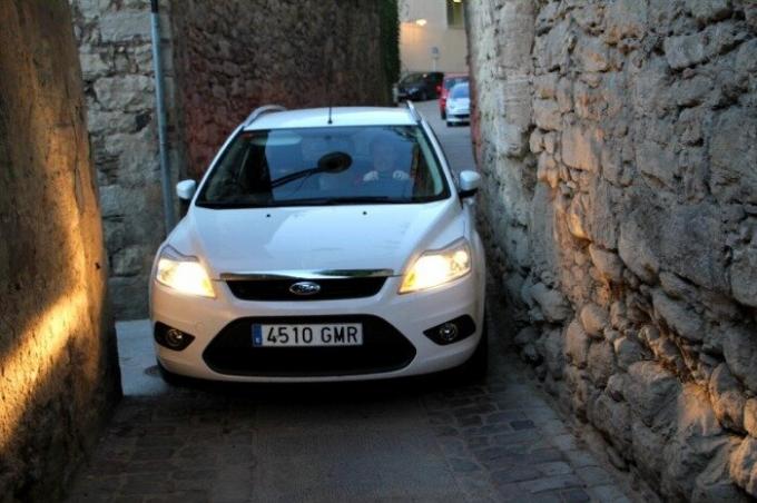 Der Fahrer des Ford schleicht kaum durch die engen Gassen von Girona Spanien. | Foto: chambersarchitects.com.