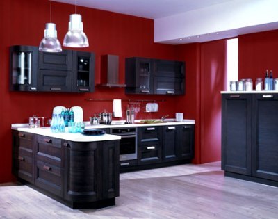 Die Kombination von Braun im Innenraum der Küche mit Weiß und sattem Rot