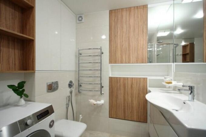 Erstellen hat ein „nasses Bad“ im europäischen Stil dazu beigetragen, die Größe eines Badezimmers zu reduzieren. | Foto: interiorsmall.ru.