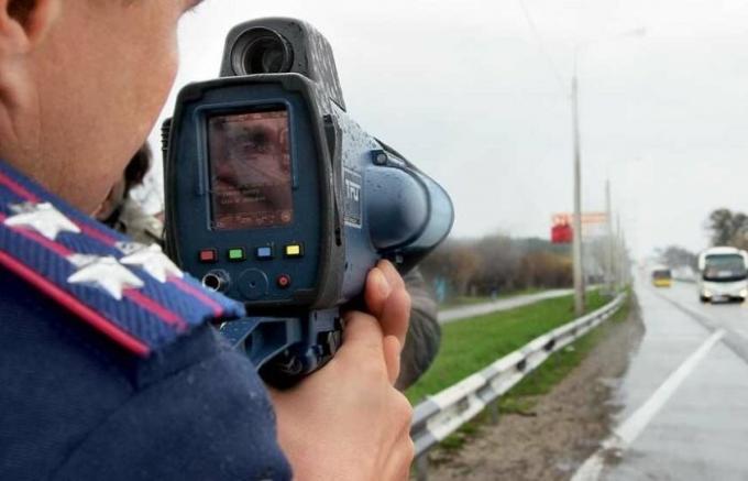 Radar auf der Straße vigilantly überwacht.