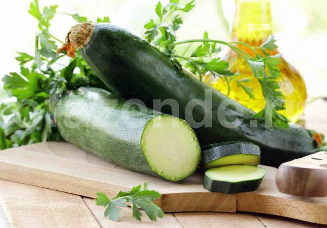 Rezept Salat aus Zucchini. Illustration für einen Artikel für eine Standard-Lizenz verwendet © ofazende.ru