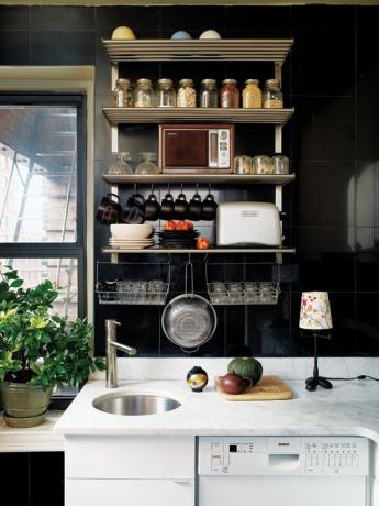 Schwarzes Kücheninterieur in kleinen Wohnungen
