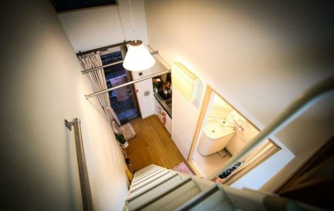 Apartment in Tokio: Küche, Bad, Schlafzimmer und Balkon.
