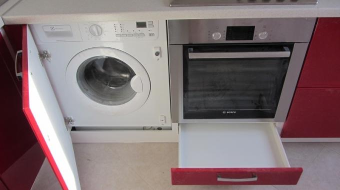 Eingebaute Waschmaschine in der Küche, wie man eine Waschmaschine in ein Küchenset einbaut: Anleitung, Foto- und Video-Tutorials, Preis