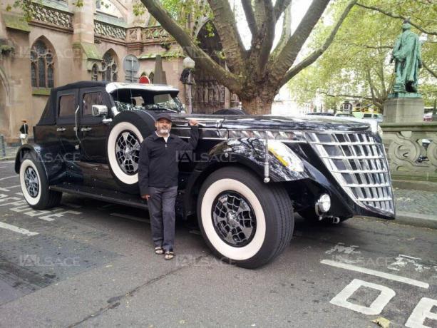 Sheikh Hamad bin Hamdan Al Nahyan, mit seinem Auto Riesenspinne in Straßburg