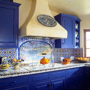 Foto einer blauen Küche auf einem Hintergrund der hellen Wände
