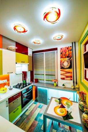 Viele helle Farben im Innenraum der Küche.