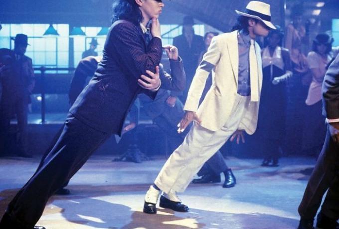 Als Michael Jackson konnte die Schwerkraft besiegen, die Durchführung seiner legendären Steigung