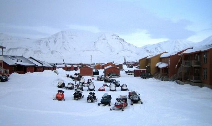 Im Winter alle Einwohner und Touristen bewegen auf Schneemobile (Longyearbyen, Norwegen).
