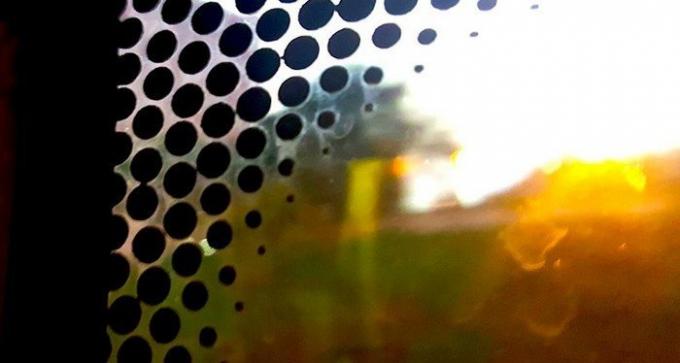 Was sind diese schwarzen Punkte auf dem Glas des Autos und warum sie gebraucht werden