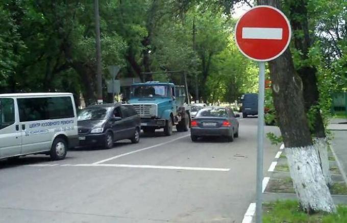 Welche Ausnahmen gibt es für den Fahrer, wenn er vorhat unter dem „Ziegel“ passieren