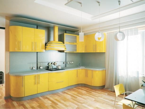 Das gelbe Farbschema aus Kunststoff für die Küche "erwärmt" sich in der kalten Jahreszeit.