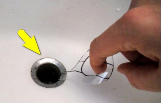 Wie die Verstopfung im Bad und WC gewöhnliche Plastikflasche löschen