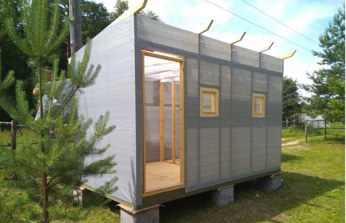 Gesammelte 10 Tage Bad aus Sperrholz und 70 000: Sauna verfügbar