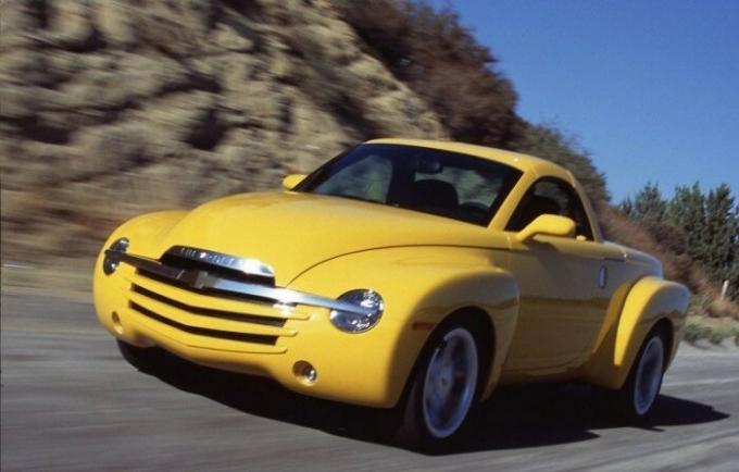 Pickup-Cabrio Chevrolet SSR gab eine kurze Zeit, von 2003 bis 2006. | Foto: cheatsheet.com.