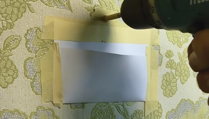 Tasche aus Papier und Abdeckband wird Tapete vor Staub schützen, die entsteht, wenn Bohren 