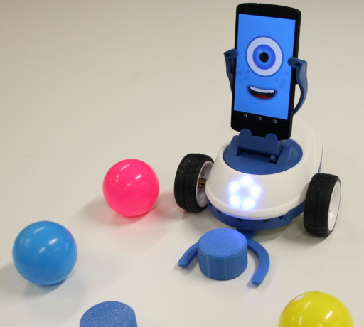 Robobo Educational Roboter führt vom Benutzer programmierten Aktionen