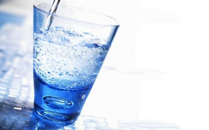 Mineralwasser ohne Zitrone - für die Dekoration. / Foto: xcook.info