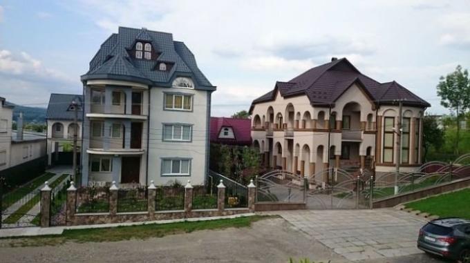 Lower Apsha - das reichste Dorf in der Ukraine.