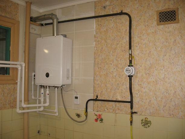 wie man einen Gaswarmwasserbereiter in der Küche versteckt