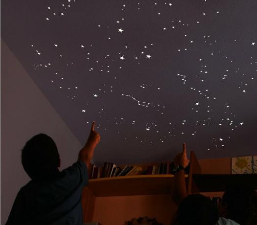 Machen Sie einen Sternenhimmel an der Decke. Fantasie neben dir.