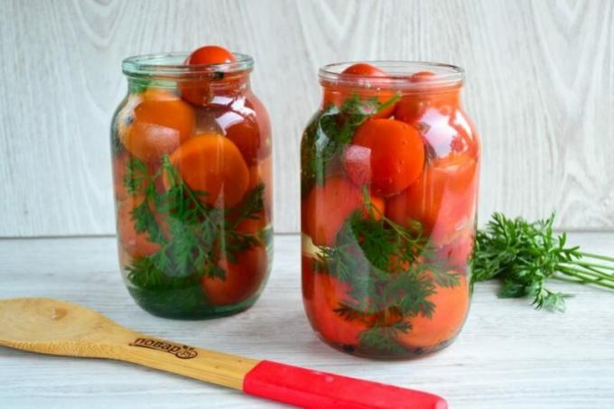 Tomaten mit Karotte Tops