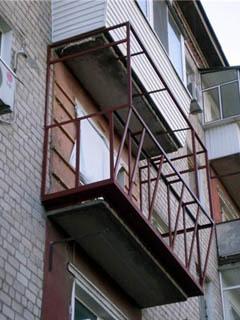 Die Verglasung und Isolierung des Balkons sollte auf einem Eckrahmen basieren.