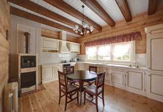 Küche im Provence-Stil mit Holzböden und Holzbalkendecken.