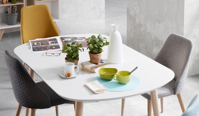 Auf dem Foto: ein ovaler Tisch und Stühle Schieben Oakland Roxie