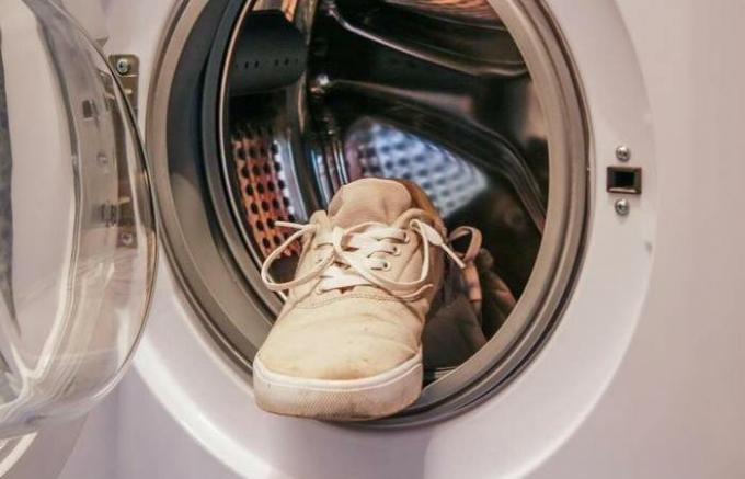 Wie Schuhe in der Maschine zu waschen.