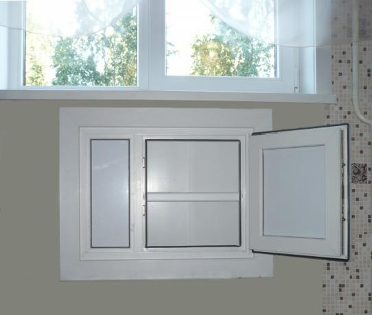 Kühlschrank unter dem Fenster in der Küche: wie man ihn mit eigenen Händen versteckt, Anweisungen, Foto- und Video-Tutorials