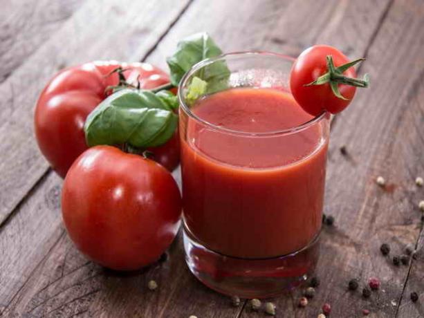 Ernte von gesunden Säften aus der Tomate © ofazende.ru