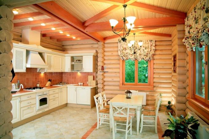 Küche in einem Holzhaus (45 Fotos): Videoanweisungen zum Dekorieren mit eigenen Händen, Veredelungsoptionen, Anordnung, Anordnung, mit einem Herd, welche Decke zu installieren ist, Preis, Foto