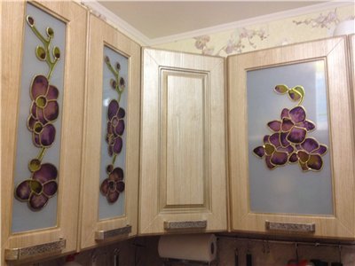 Küchenfenster aus Glasmalereien spiegeln das Tapetenmuster wider