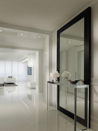 Die Verwendung von Spiegeln in voller Höhe kann dem Raum Licht und Volumen verleihen.