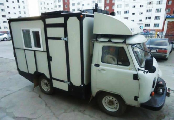 Utilitarian van in einem Wohnmobil umgewandelt. | Foto: carakoom.com. Ein gemütliches Wohnzimmer in Uljanowsk „Brote“. | Foto: carakoom.com.