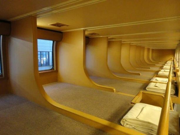Ungewöhnliche Etagenbetten in den Schlafwagen in Japan. 